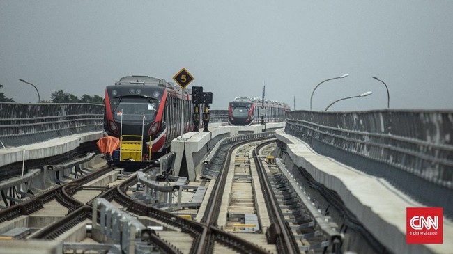 Dua kereta ringan lintas rel terpadu (LRT) Jabodebek terlibat kecelakaan di jalur layang ruas Munjul, Jakarta Timur, Senin (25/10).