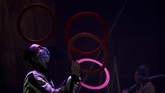 FOTO: Cara La Putyka Circus Tampil di Tengah Pandemi Kelompok La Putyka Circus menemukan cara baru untuk bisa tampil di tengah pandemi yang belum berahir di Praha, Ceko.