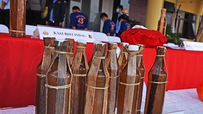 Tetua Adat Baduy melakukan pemusnahan madu palsu yang dijual warga setempat.