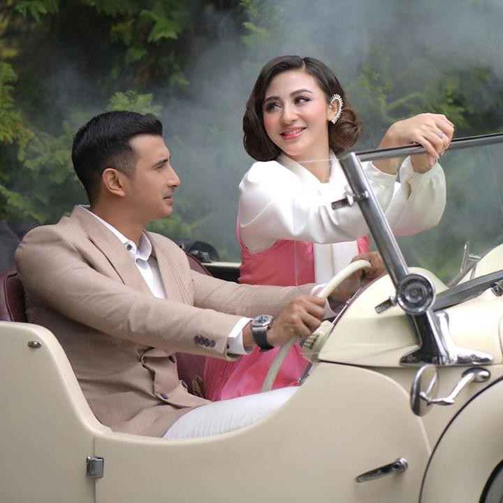 <p>Sementara, untuk konsep klasik, tampak Ali Syakieb dan Margin Wieheerm berpose bak bintang jadul. (Foto: Aldi Photo via Instagram)</p>