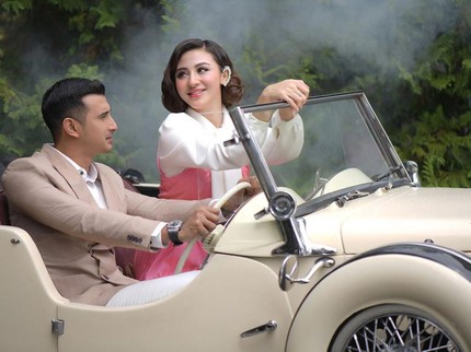7 Foto Prewedding Romantis Ali Syakieb & Margin Wieheerm yang Bikin Baper
