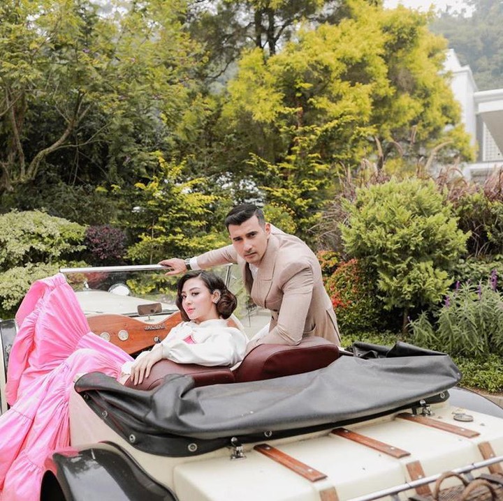 <p>Ali Syakieb pun merilis foto-foto prewedding-nya. Fotonya memiliki dua konsep yaitu adat dan klasik. (Foto: Aldi Photo via Instagram)</p>