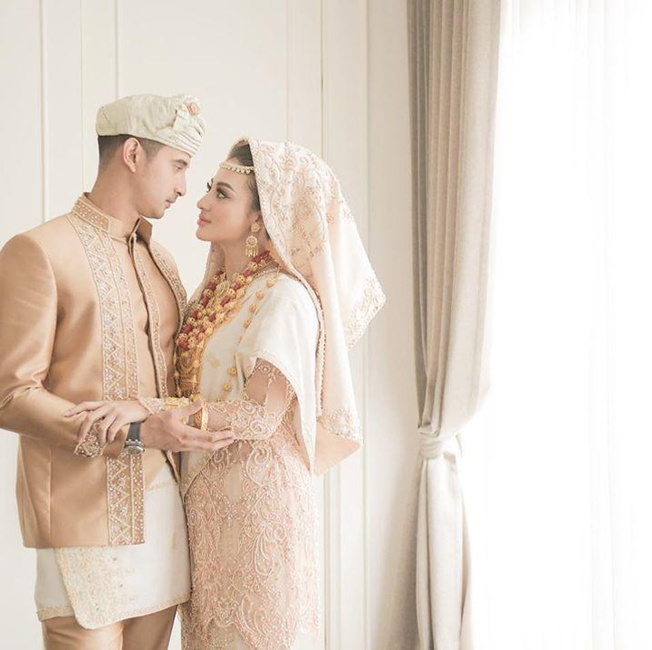 <p>Calon istri Ali Syakieb ini merupakan aktris dan model berdarah campuran Pakistan-Indonesia. (Foto: Aldi Photo via Instagram)</p>