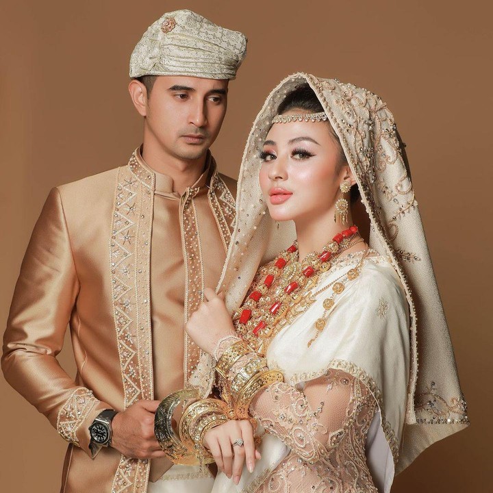 <p>Untuk adat, Ali Syakieb dan Margin Wieheerm berpakaian adat Sumatera Barat, Koto Gadang. Tampak sangat mempesona ya penampilan keduanya. (Foto: Aldi Photo via Instagram)</p>