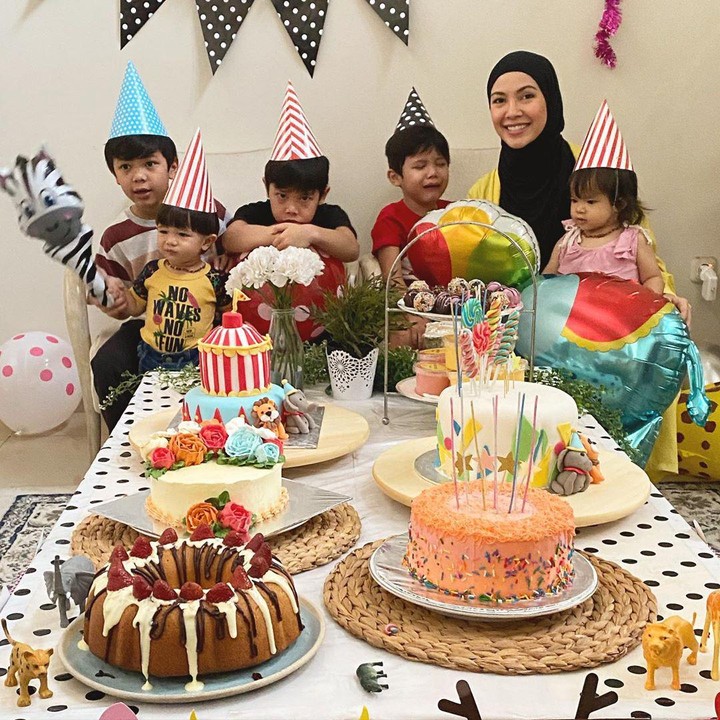 <p>Sebagai pelengkap kebahagiaan, pasangan ini sudah dikaruniai empat orang anak lak-laki dan seorang anak perempuan. (Foto: Instagram @ratnagalih)</p>