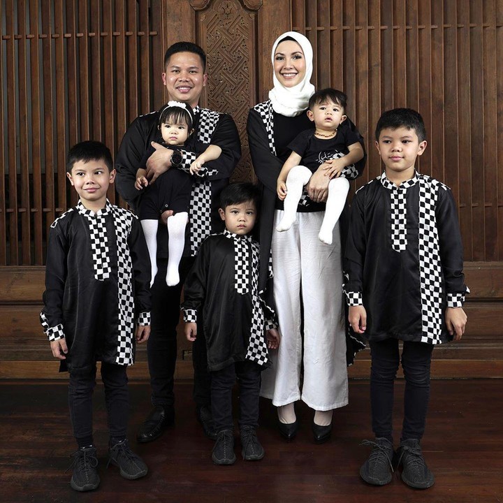 <p>Kehidupan rumah tangga pasangan ini dikenal rukun dan harmonis lho, Bunda. (Foto: Instagram @ratnagalih)</p>