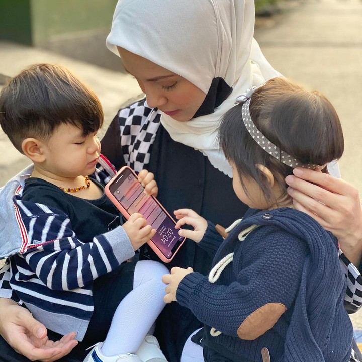 <p>Melalui akun Instagram pribadinya, Ratna Galih sering membagikan potret kesehariannya bersama anak-anaknya, Bunda. (Foto: Instagram @ratnagalih)</p>