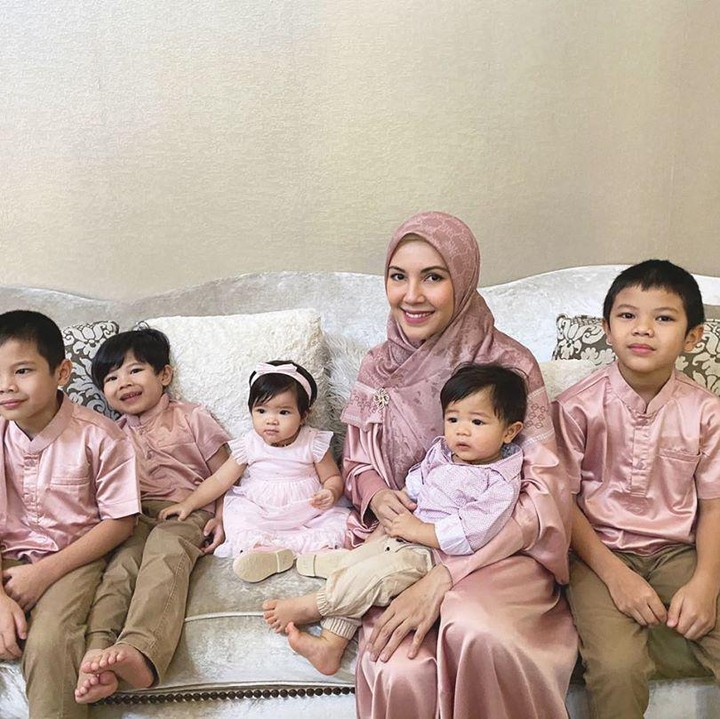 <p>Ratna Galih pun tampak telaten dalam mengurus anak-anaknya. Tak heran jika wanita kelahiran 1988 ini disebut sebagai super mom masa kini. (Foto: Instagram @ratnagalih)</p>