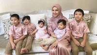 7 Potret Ratna Galih, Super Mom dengan 5 Anak yang Menggemaskan