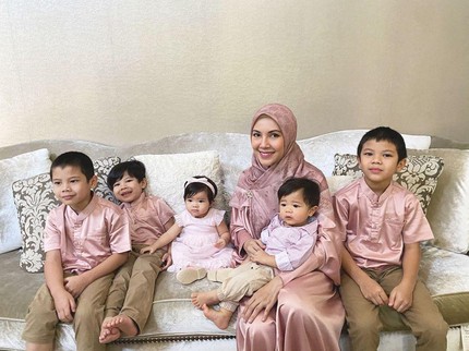 7 Potret Ratna Galih, Super Mom dengan 5 Anak yang Menggemaskan