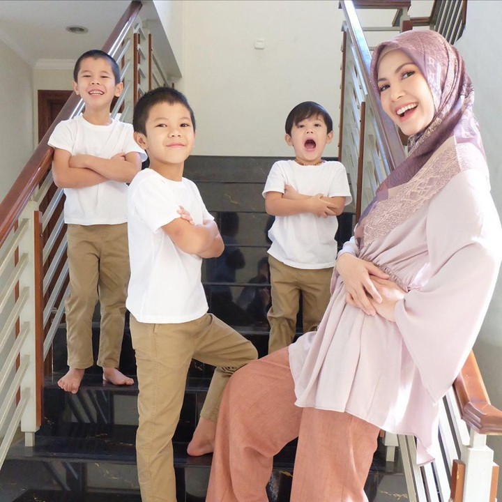 <p>Kita doakan semoga Ratna Galih dan keluarganya selalu harmonis, bahagia serta diberi kesehatan. Aamiin. (Foto: Instagram @ratnagalih)</p>