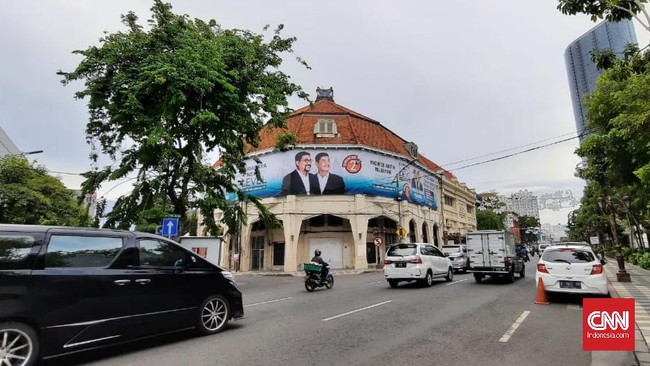Spanduk bergambar paslon Pilkada Surabaya Machfud Arifin-Mujiaman terpasang di bangunan cagar budaya yang termasuk area terlarang.