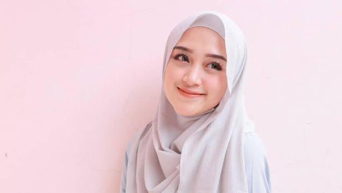 Tips Memakai Hijab Pashmina Untuk Wajah Bulat Agar Bisa Tampak Tirus