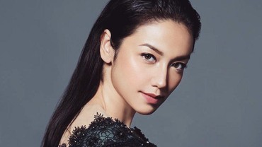 img-title Unggah Potret Romantis dengan Pria Berpeci, Velove Vexia Resmi Menikah?