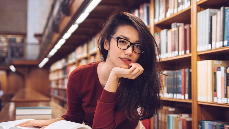 Velove Vexia, Kandidat 100 Perempuan Berwajah Sempurna