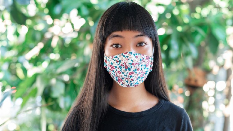 teenage girl wearing fabric mask for protect pm2.5 and Covid-19