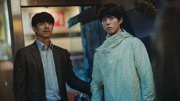 img-title Tatapan Tajam Gong Yoo pada Park Bo Gum di Poster Film 'First Human Clone'