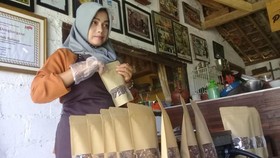 Pengusaha Cokelat Ini Sukses Berdayakan Warga & Petani