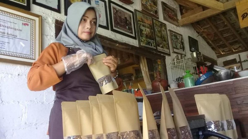 Kesuksesan pengusaha cokelat asal Kulon Progo, Daerah Istimewa Yogyakarta (DIY) Dwi Murtuti Rahayu tak hanya ia nikmati sendiri.
