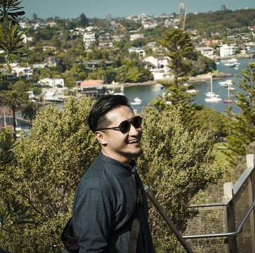 Arie Untung Unggah Foto Makan Malam Bersama Istri Muda, Siapa Dia?