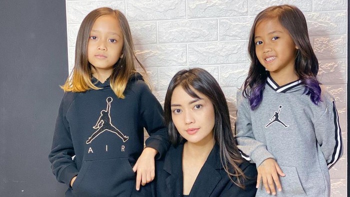 Artis mirip dengan anak