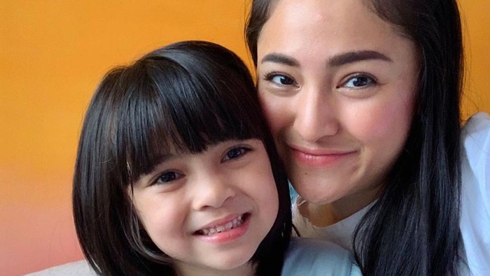 Artis mirip dengan anak