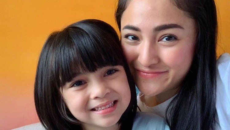 Artis mirip dengan anak