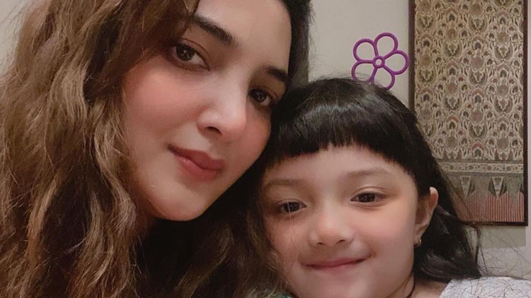 Artis mirip dengan anak