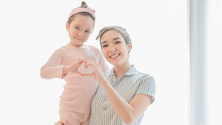 Artis mirip dengan anak