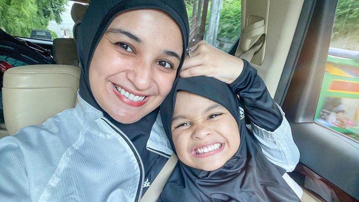 Artis mirip dengan anak