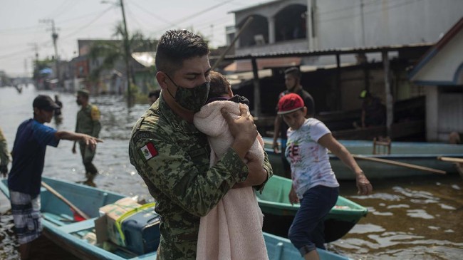 FOTO: Banjir Kiriman Picu Penjarahan di Meksiko