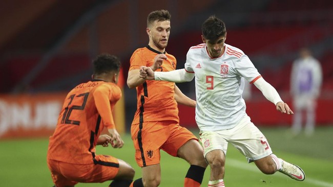 Timnas Spanyol dan timnas Belanda harus puas bermain imbang dalam laga persahabatan sedangkan Italia menang telak lawan Estonia.