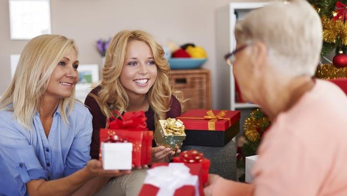 Saatnya Jadi Cucu Baik, Ini Kado Terbaik yang Bisa Kamu Beri Untuk Nenek