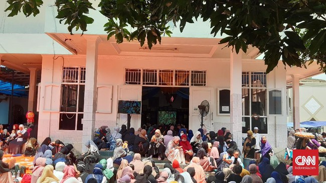 Satpol PP tengah mendalami sanksi terhadap kerumunan massa di acara Rizieq selain Petamburan, yakni di Tebet dan Pondok Ranggon.