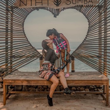 Foto Mesra dengan Wijin di Nihi Sumba, Gisel: Tetap Disatpamin Gempi