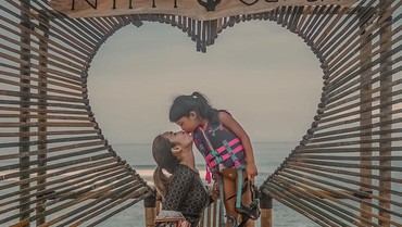Foto Mesra dengan Wijin di Nihi Sumba, Gisel: Tetap Disatpamin Gempi