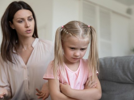 7 Tanda Orang Tua Terlalu Over Protective ke Anak, Bunda Salah Satunya?