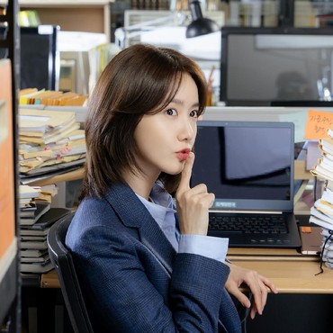 Penampilan Beda YoonA SNSD Saat Jadi Wartawan di Drama Korea 'Hush'