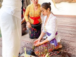 Potret Cantiknya Jessica Iskandar dalam Balutan Kebaya Bali