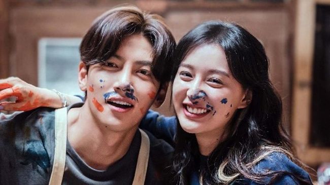 Aktor Ji Chang-wook dan artis muda Kim Ji-won pamer kemesraan dalam teaser drama City Couple's Way of Love.
