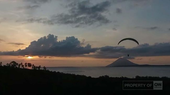 Jika Bunaken tak menjadi tujuan wisata #DiIndonesiaAja kali ini, pengunjung bisa coba menguji nyali di Skyline Tetempangan Hill.