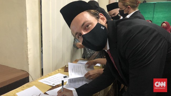 Marc Klok resmi menjadi Warga Negara Indonesia (WNI) usai pengambilan sumpah di Kanwil Kumham DKI Jakarta, Kamis (12/11).