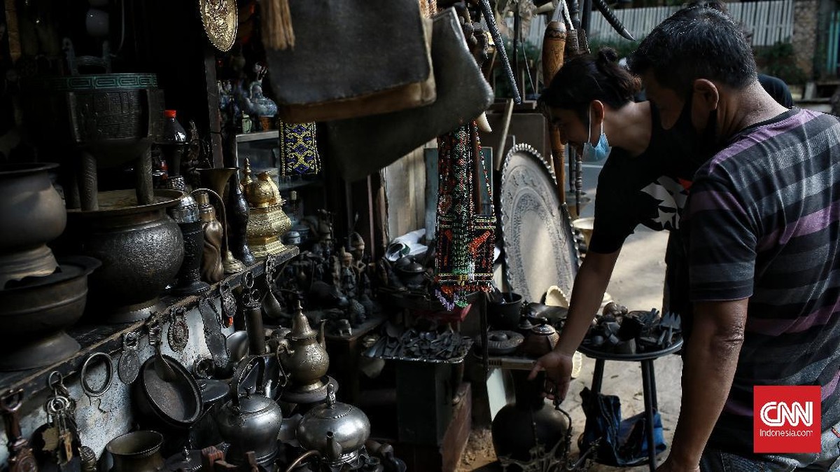 FOTO: Mati Suri Pasar Antik Jalan Surabaya Dihadang Corona