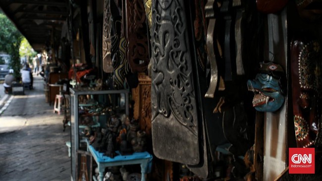 FOTO: Mati Suri Pasar Antik Jalan Surabaya Dihadang Corona