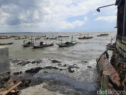 Gelombang Tinggi Terjang Pesisir Surabaya, BMKG Sebut Terjadi 3 Hari ke Depan