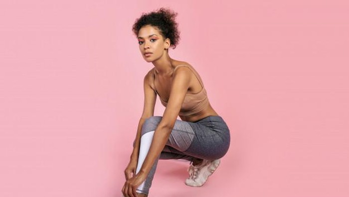 Wanita dengan Rambut Keriting Alami Tetap Bisa Olahraga dengan Nyaman, Begini Tipsnya!
