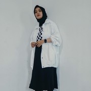 5 Inspirasi Outfit Hijab Boyish dan Simpel ala Tantri Kotak