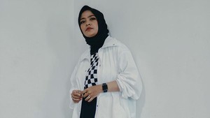 5 Inspirasi Outfit Hijab Boyish dan Simpel ala Tantri Kotak
