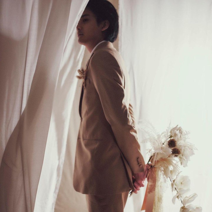 <p>onsep foto pernikahan mereka juga sangat unik, Bunda. Baskara tampak gagah mengenakan setelan jas dan berdiri menunggu pengantinnya. (Foto: Instagram @thebridestory)</p>