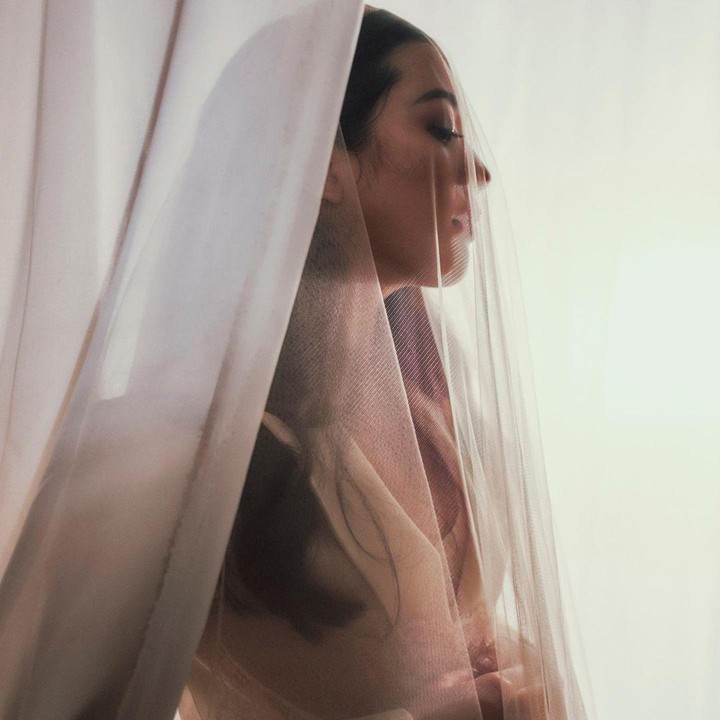 <p>Sementara itu, Sherina terlihat cantik dengan riasan wajah sederhana dan rambut tergerai yang ditutupi kain penutup kepala. Meskipun berbeda dari foto pengantin kebanyakan, tapi tak mengurangi keromantisan mereka. (Foto: Instagram @thebridestory)</p>
